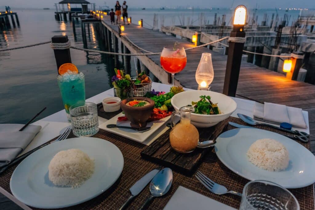 ชุดโต๊ะพร้อมอาหารและเครื่องดื่มบนท่าเรือที่สวยงามของชายหาดเตยงาม หาดเตยงาม