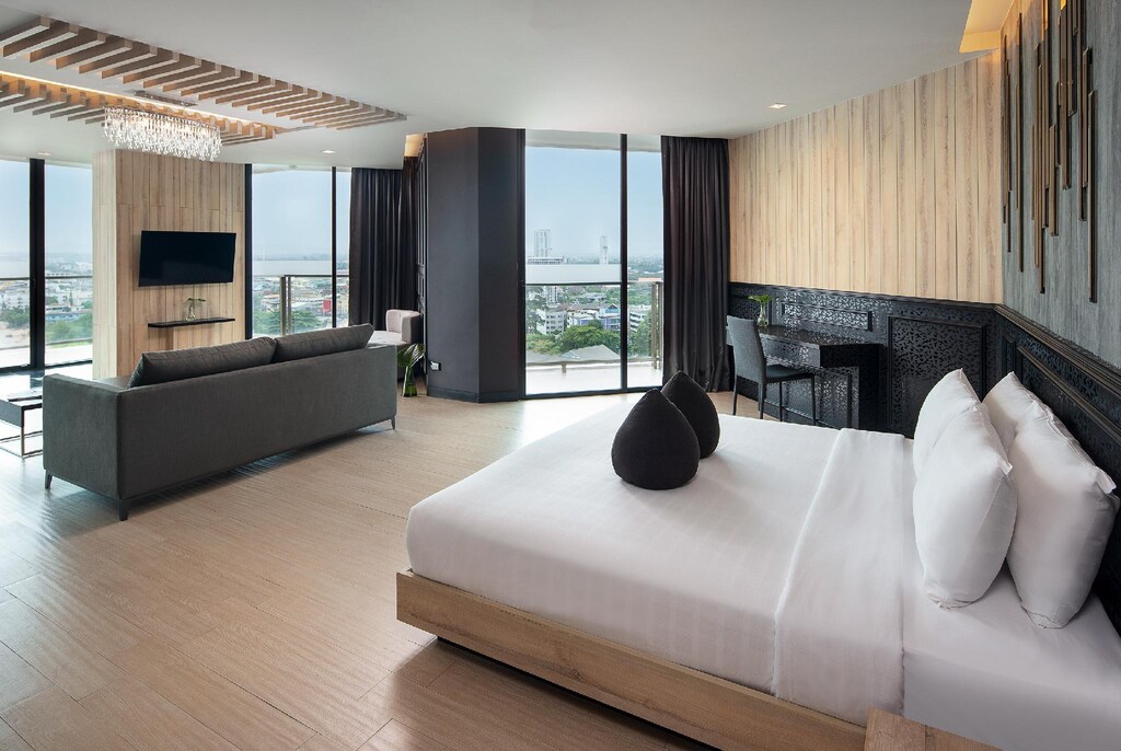 ห้องพักในโรงแรมพร้อมวิวเมืองและเตียงขนาดใหญ่ ปราสาทสัจธรรมค่าเข้า