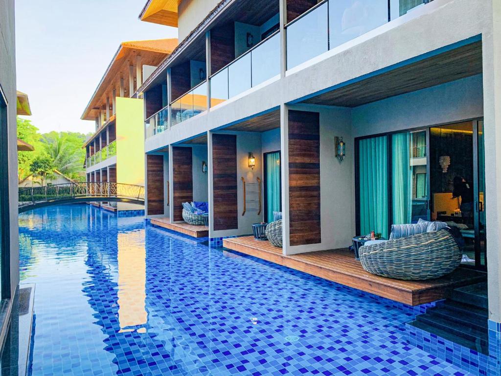 สระว่ายน้ำข้างโรงแรมในโรงแรมสตูล ประเทศไทย โรงแรมสตูล