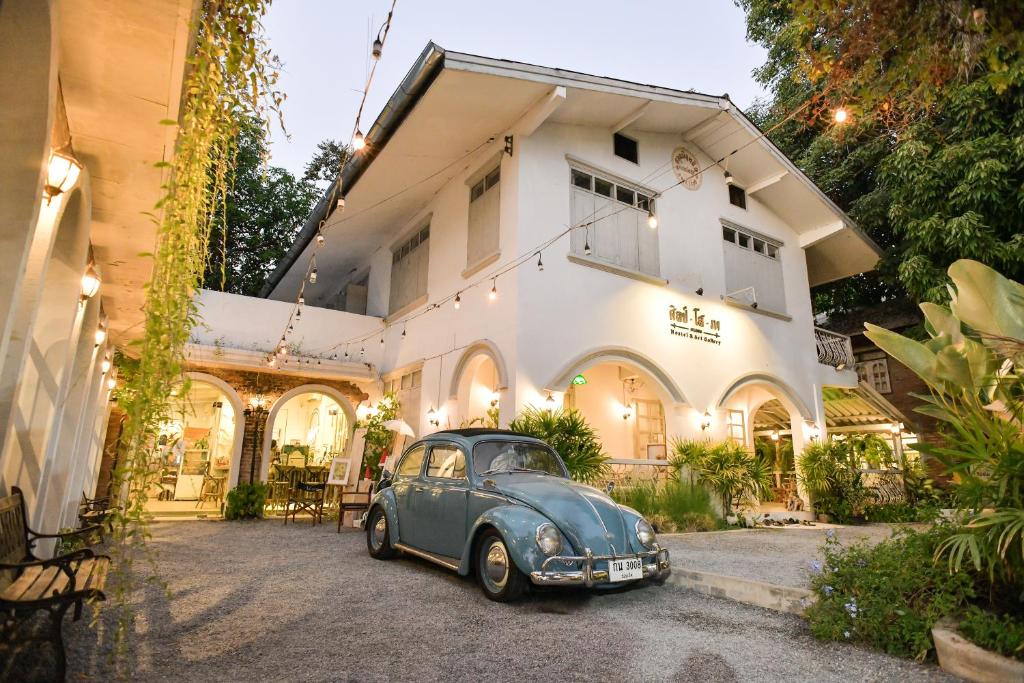 รถยนต์ Volkswagen Beetle จอดอยู่หน้าบ้านใกล้ชายแดนไทย-ลาว ที่พักหนองคาย