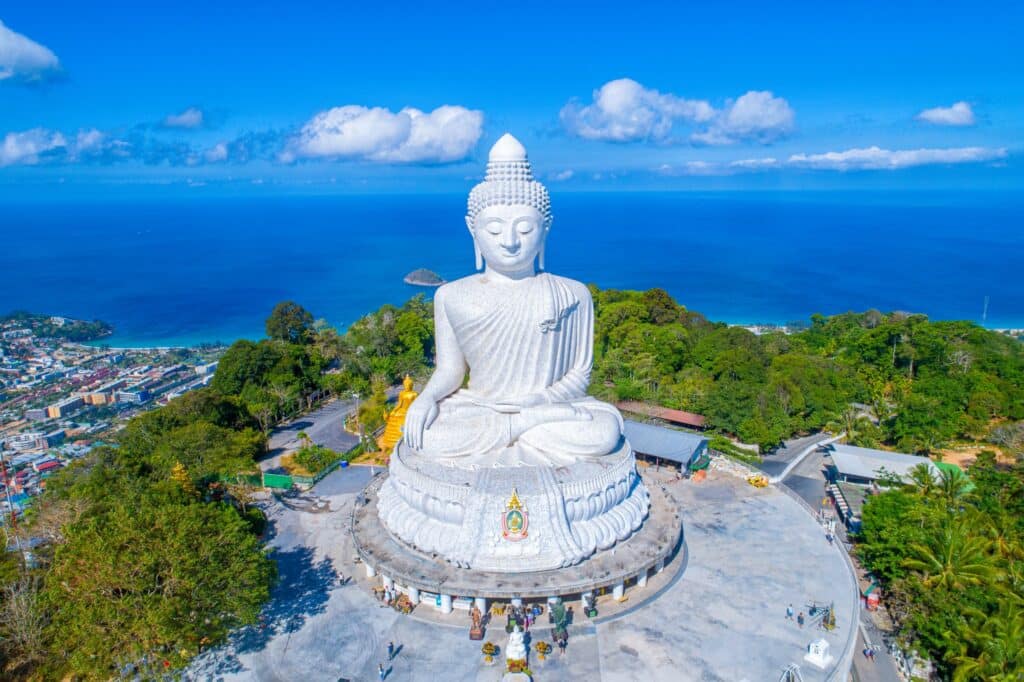 พระพุทธรูปสีขาวประทับอยู่บนยอดเขามองเห็นทะเล ใกล้กับชนาลัย การ์เดน รีสอร์ท Novotel phokeethra Phuket