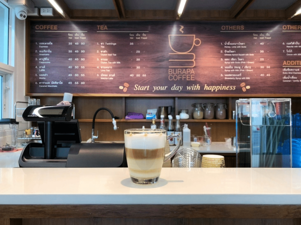 ร้านกาแฟที่มีเมนูบนเคาน์เตอร์ให้บริการวัดสุทัศน์และท้าวเวสสุวรรณวัฒนา วัดสุทัศน์