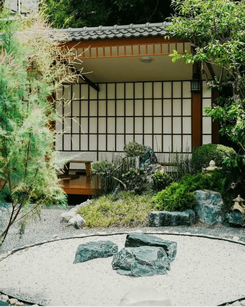 สวนญี่ปุ่นที่มีหินและต้นไม้อยู่ที่วัดพระศรีสรรเพชญ์ วัดศรีสรรเพชร 