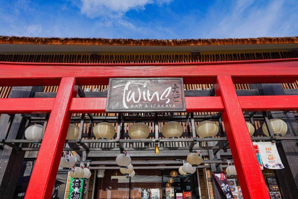 อาคารสีแดงที่มีป้ายเขียนว่าไต้หวันตั้งอยู่ใกล้กับร้านอาหารไทยชื่อดังชื่อ ชาบูพังงา " ร้านอาหารเขาหลัก"
