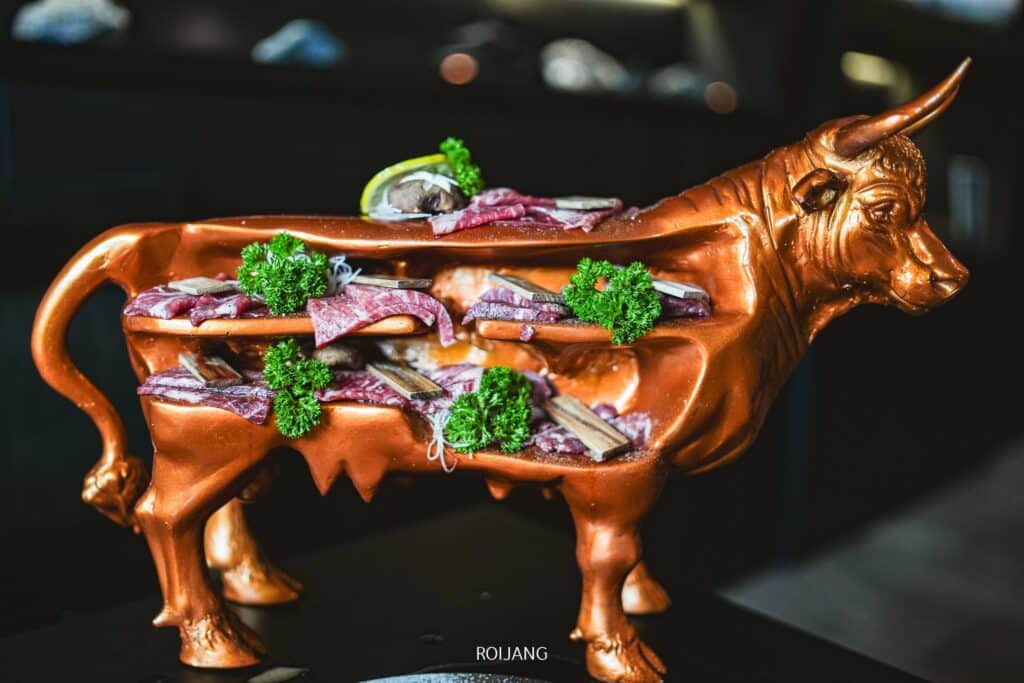 รูปปั้นทองสัมฤทธิ์รูปวัวพร้อมเนื้อ ตั้งอยู่ในร้านอาหารแห่งหนึ่งในภูเก็ต ให้บริการอาหารญี่ปุ่นที่เรียกว่า "ชาบูคอง ภูเก ร้านอาหารญี่ปุ่นภูเก็ต