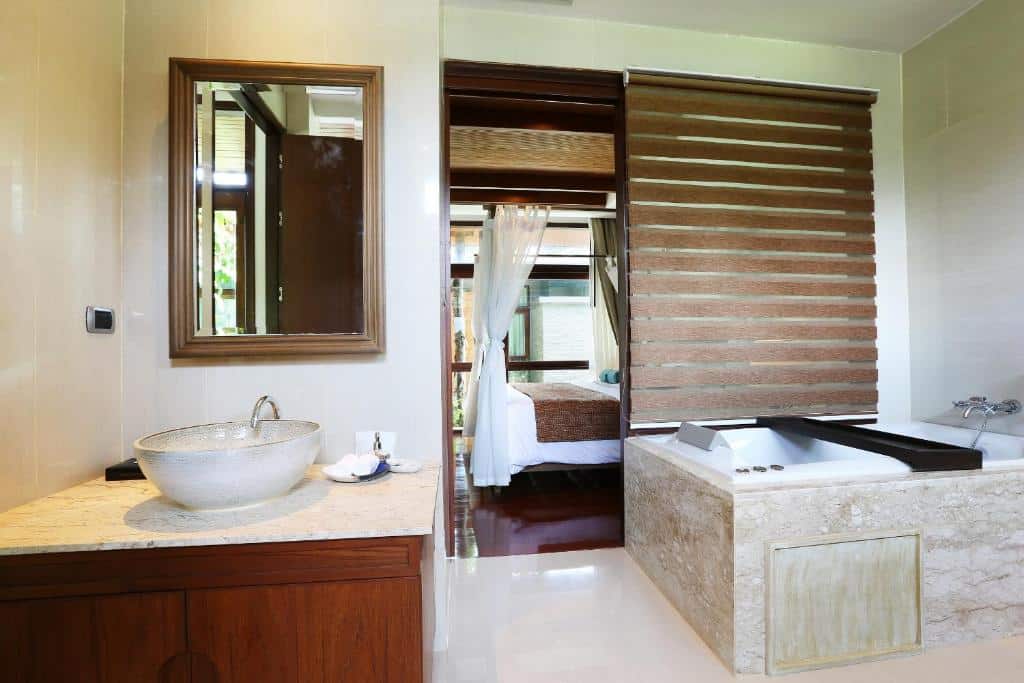 ห้องน้ำของโรงแรมพร้อมอ่างอาบน้ำและอ่างล้างหน้า โรงแรมสตูล