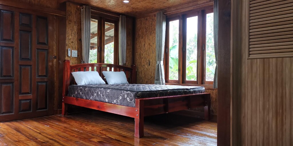 ห้องที่มีพื้นไม้และมีเตียงในตัวเหมาะสำหรับการพักผ่อนพัทลุง โรงแรมพัทลุง