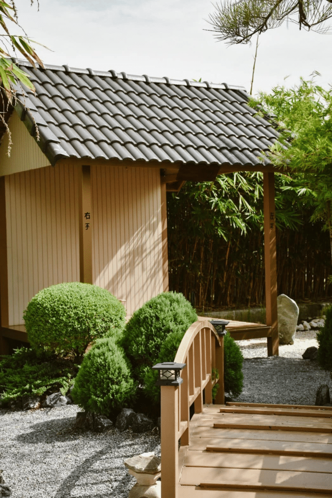 สวนญี่ปุ่นเล็กๆ ที่มีสะพานไม้ตั้งอยู่ที่วัดพระศรีสรรเพชญ์ วัดศรีสรรเพชร 