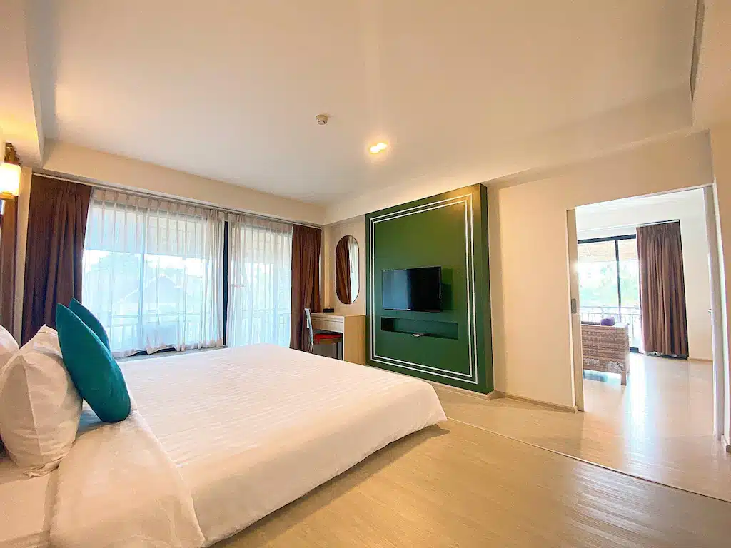 ห้องพักในโรงแรมพร้อมเตียงและโทรทัศน์ในราชบุรีที่เที่ยว ที่เที่ยวบางแสน