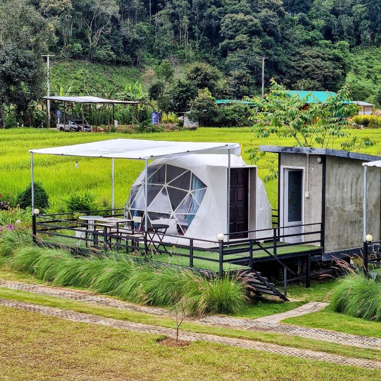 บริการบ้านรักไทย ที่พักบ้านรักไทย อันอบอุ่นสบายที่ตั้งอยู่กลางทุ่งหญ้าเขียวขจีที่งดงาม