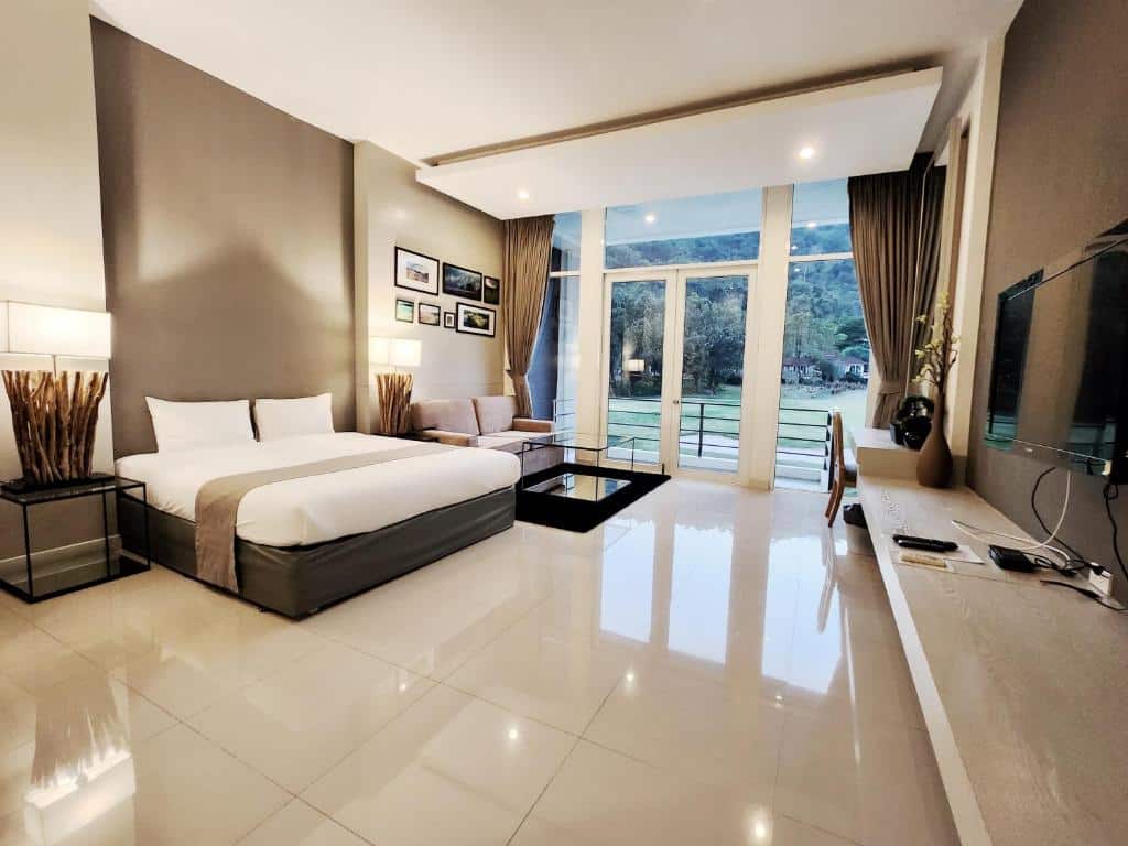 ห้องพักในโรงแรมกว้างขวางพร้อมเตียงขนาดใหญ่และหน้าต่างแบบพาโนรามา พูลวิลล่านครนายก