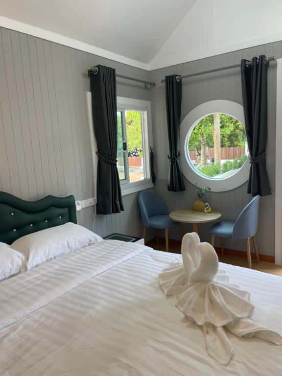 เตียงหรือเตียงในห้องพักโรงแรมที่มีหน้าต่างทรงกลม ที่พักบึงกาฬ