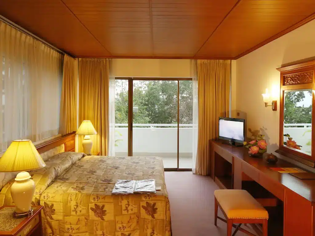 ห้องพักในโรงแรมริมชายหาดพร้อมเตียงนุ่มสบาย ที่พักหาดแม่รำพึง