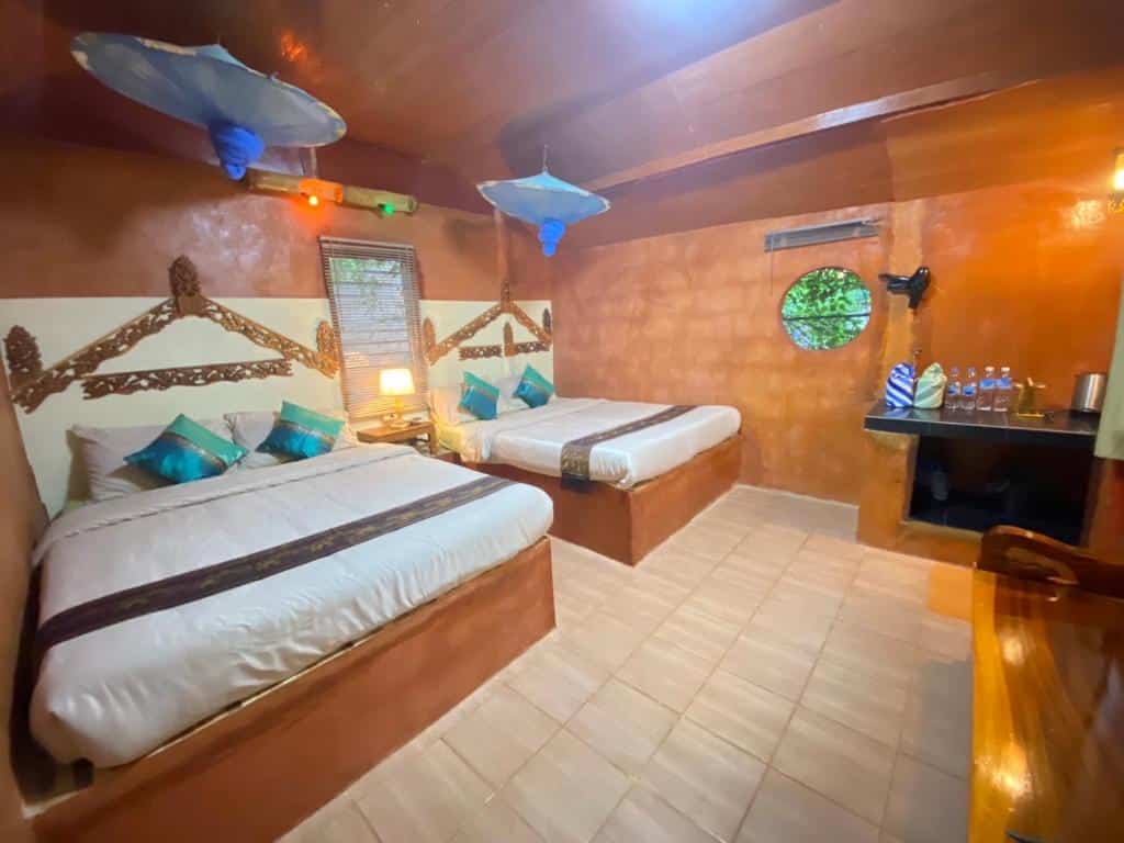 ห้องที่มีสองเตียง ที่พักบ้านรักไทย และพัดลมเพดานที่บ้านรักไทย