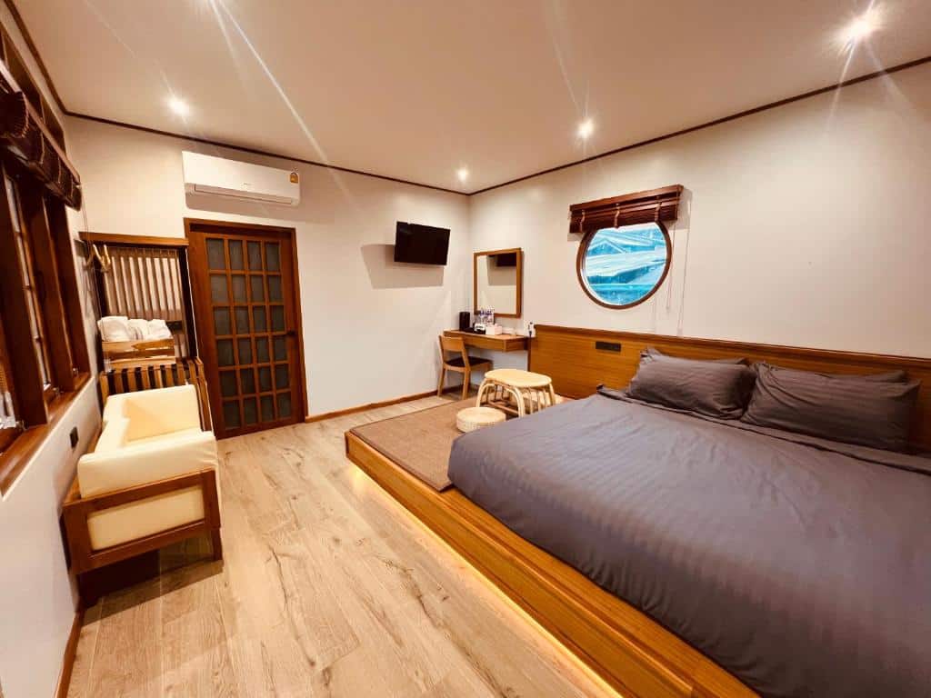 เตียงในห้องที่ Saigon Cruise, a โรงแรมแม่ฮ่องสอน (โรงแรม) หรือ ท ที่พักแม่ฮ่องสอน