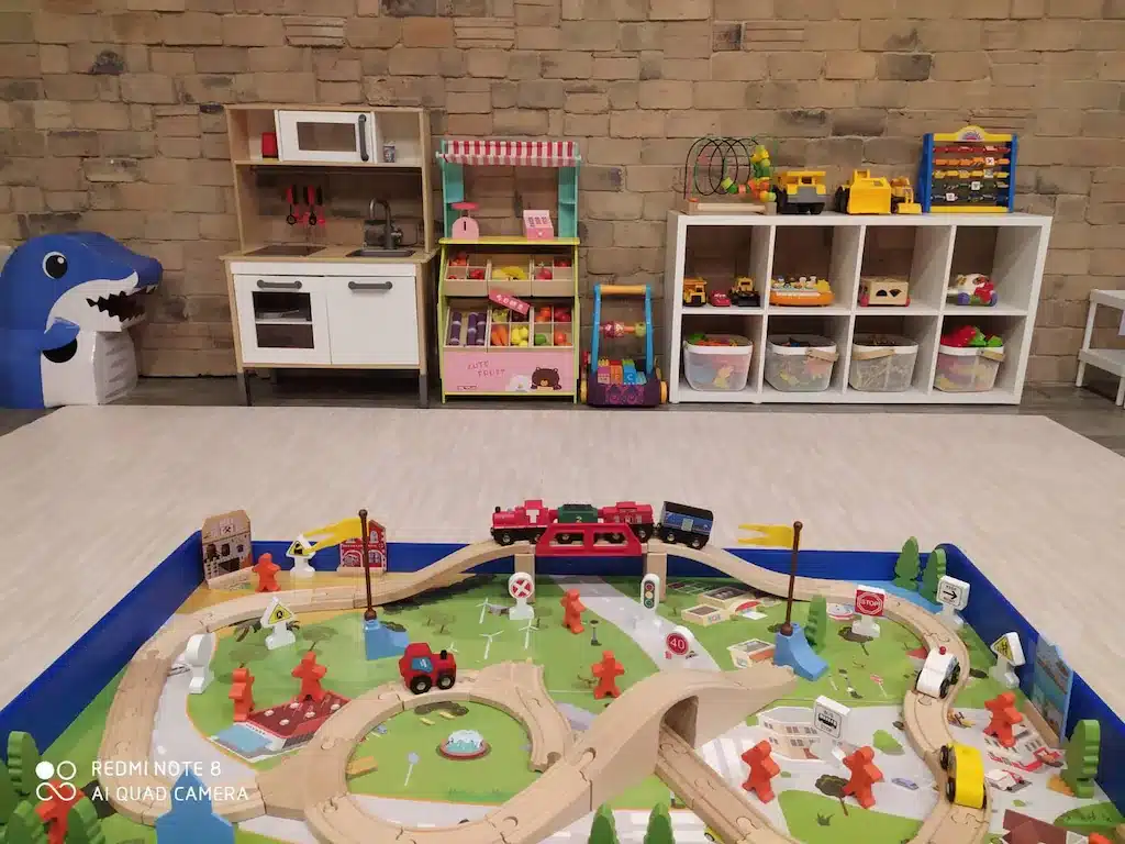 ห้องเด็กเล่นพร้อมชุดรถไฟและของเล่นที่โรงแรมควบคุมระนอง ที่พักระนอง