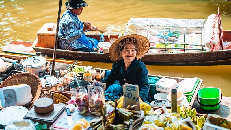 ผู้หญิงใส่หมวกขายอาหารบนเรือ ตลาดนครปฐม