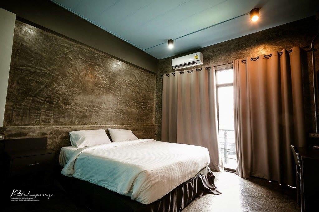 ที่พักศรีสะเกษ เพดานสีฟ้าในห้องที่มีเตียงหรือเตียง