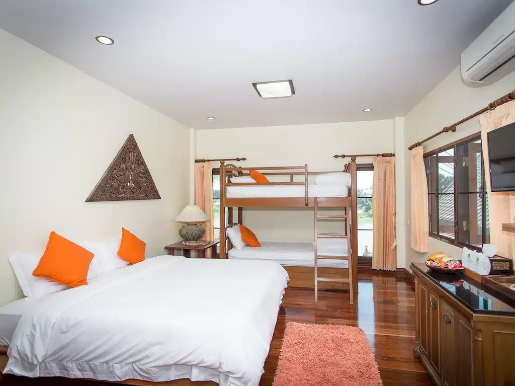 โรงแรมพัทลุงพร้อมเตียงสองชั้นและหมอนสีส้ม ที่พักสุพรรณบุรี