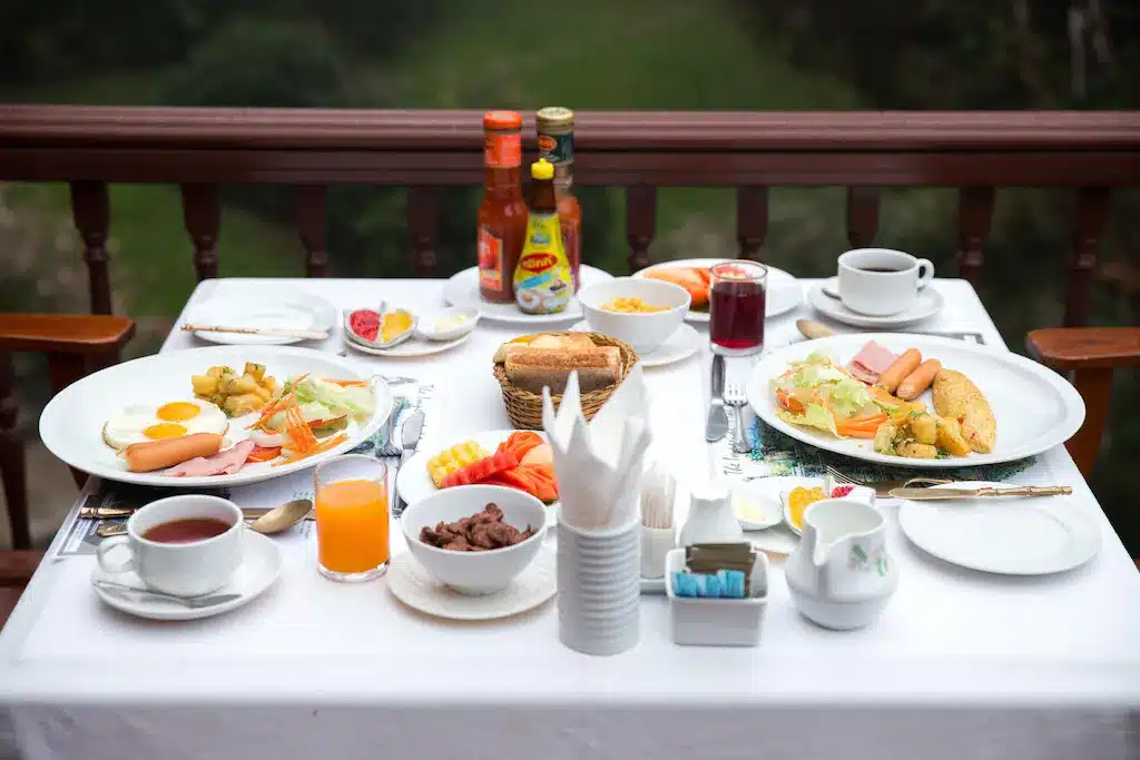 ชุดอาหารเช้าที่โรงแรมแม่ฮ่องสอนพร้อมทิวทัศน์อันสวยงามของเมืองแม่ฮ่องสอน ที่พักบ้านรักไทย