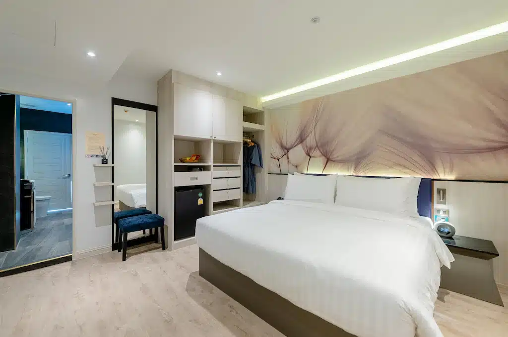        ที่พักระนองติดทะเล การแสดงระนองในเมือง: ห้องพักในโรงแรมที่ตั้งอยู่ในเมืองระนอง มีเตียงและห้องน้ำ