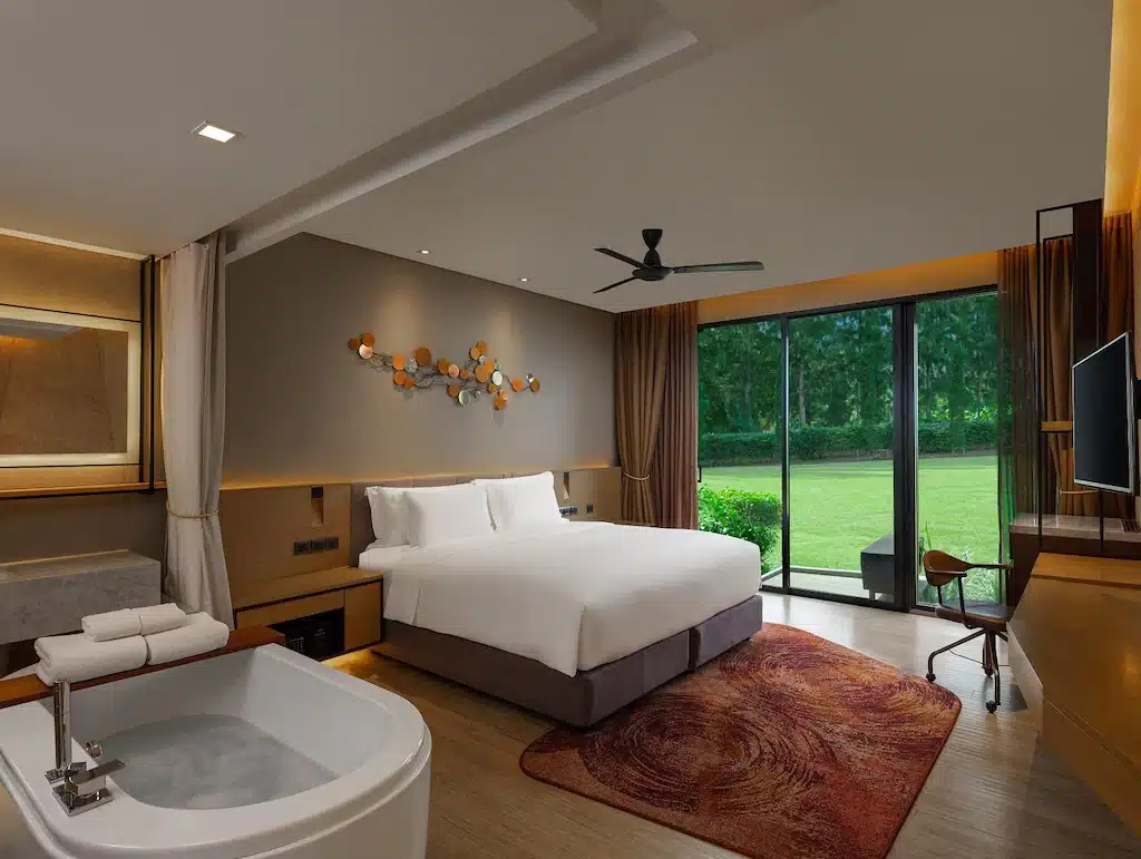 ห้องพักในโรงแรมที่มีเตียงขนาดใหญ่และอ่างอาบน้ำ ที่เที่ยวเขาใหญ่