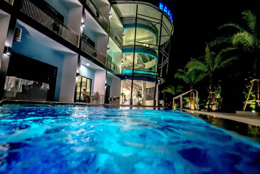 สระว่ายน้ำตอนกลางคืนหน้าโรงแรมใน โรงแรมระนอง ที่พักระนอง