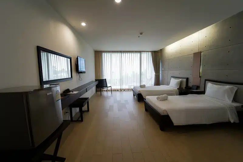 ห้องพักในโรงแรมริมชายหาดพร้อมเตียง 2 เตียงและโทรทัศน์ที่หาดแม่รำพึง หาดแม่รําพึงที่พัก