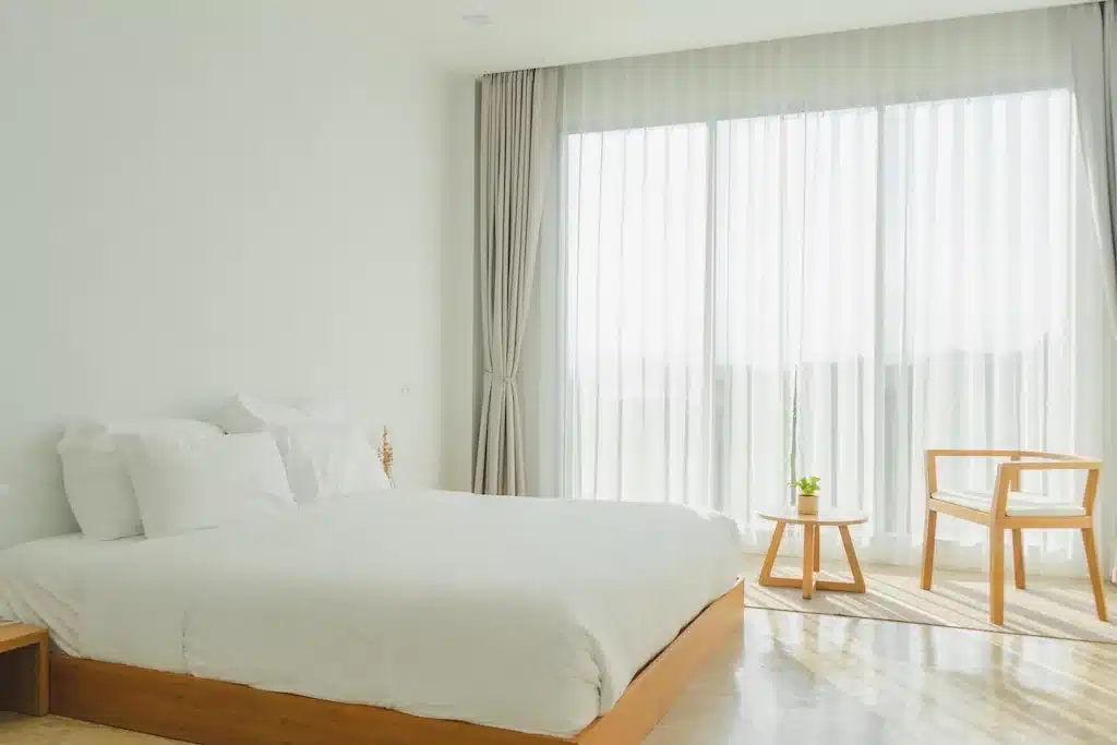 เตียงสีขาวในห้องพร้อมวิวอ่างขาง ดอยอ่างขาง