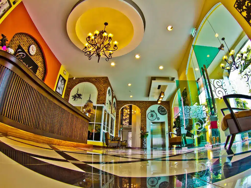 ล็อบบี้ของ ที่เที่ยวบางแสน โรงแรมที่มีผนังสีสันสดใสและโคมระย้า ตั้งอยู่ในราชบุรี