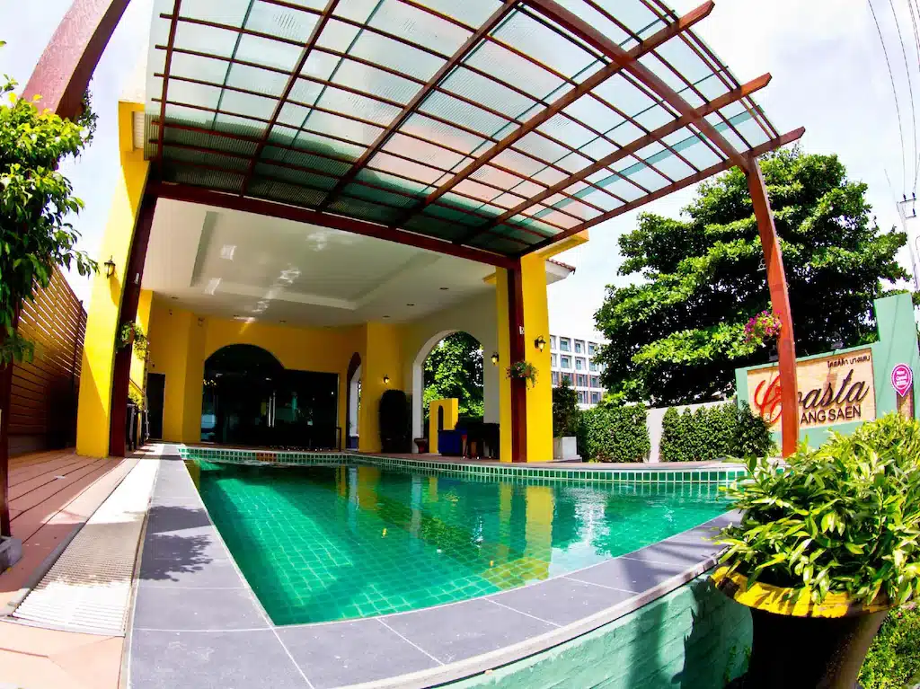 ที่เที่ยวบางแสน สระว่ายน้ำที่บ้านหลังคาสีเหลืองใกล้สถานที่ท่องเที่ยวราชบุรีและรา