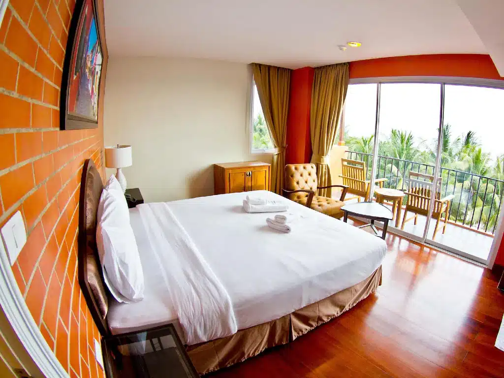 ห้องพักพร้อมระเบียงสำหรับแขก ณ สถานที่ท่องเที่ยวยอดนิยมของจังหวัดราชบุรี ที่เที่ยวบางแสน