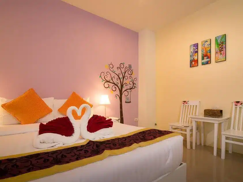 เตียงในห้องที่ Savann Guesthouse, a ชัตเตอร์ระนองตั้งอยู่ใกล้ทะเล ที่พักระนองในเมือง
