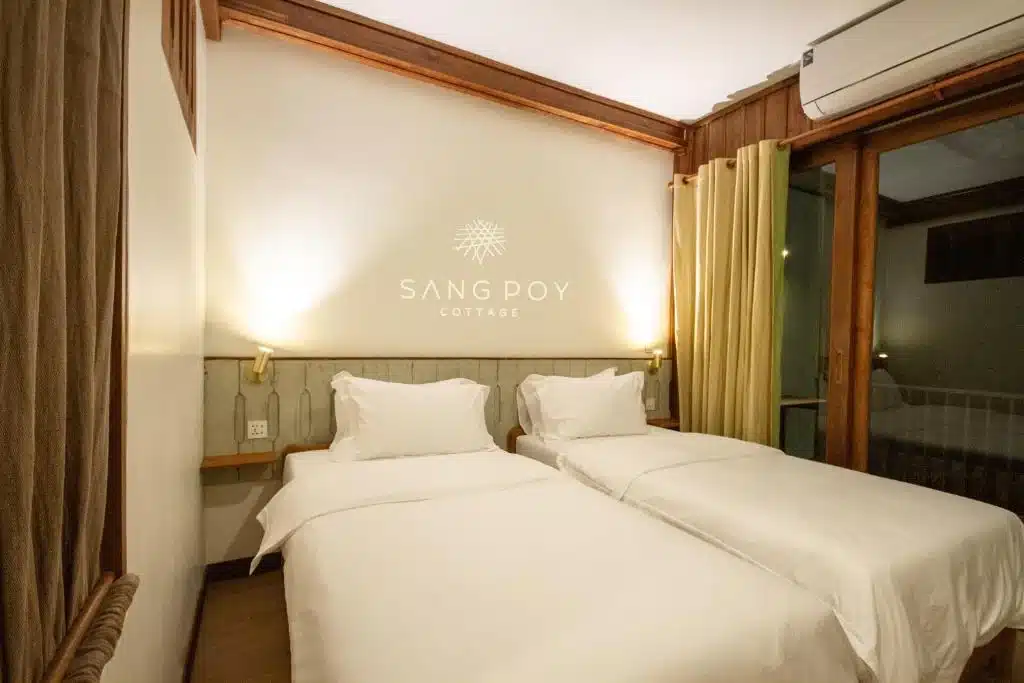เตียงสองเตียงในห้องพักโรงแรมติดหน้าต่างในจังหวัดแม่ฮ่องสอน ที่พักแม่ฮ่องสอน