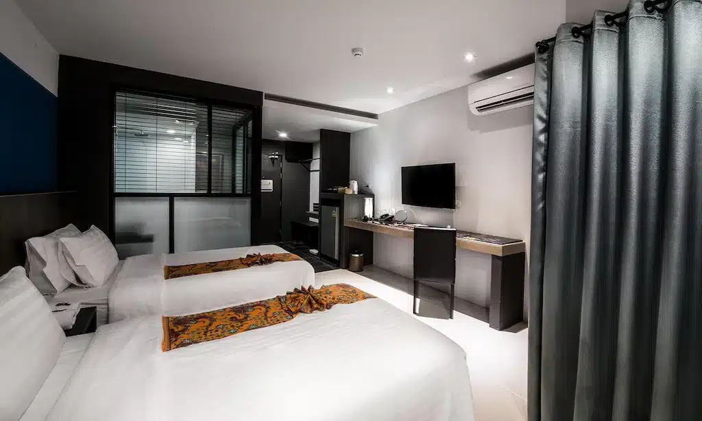 ห้องพักในโรงแรมที่มีสองเตียงและโทรทัศน์ในโรงแรมในเมืองนครศรีธรรมรา โรงแรมในเมืองนครศรีธรรมราช