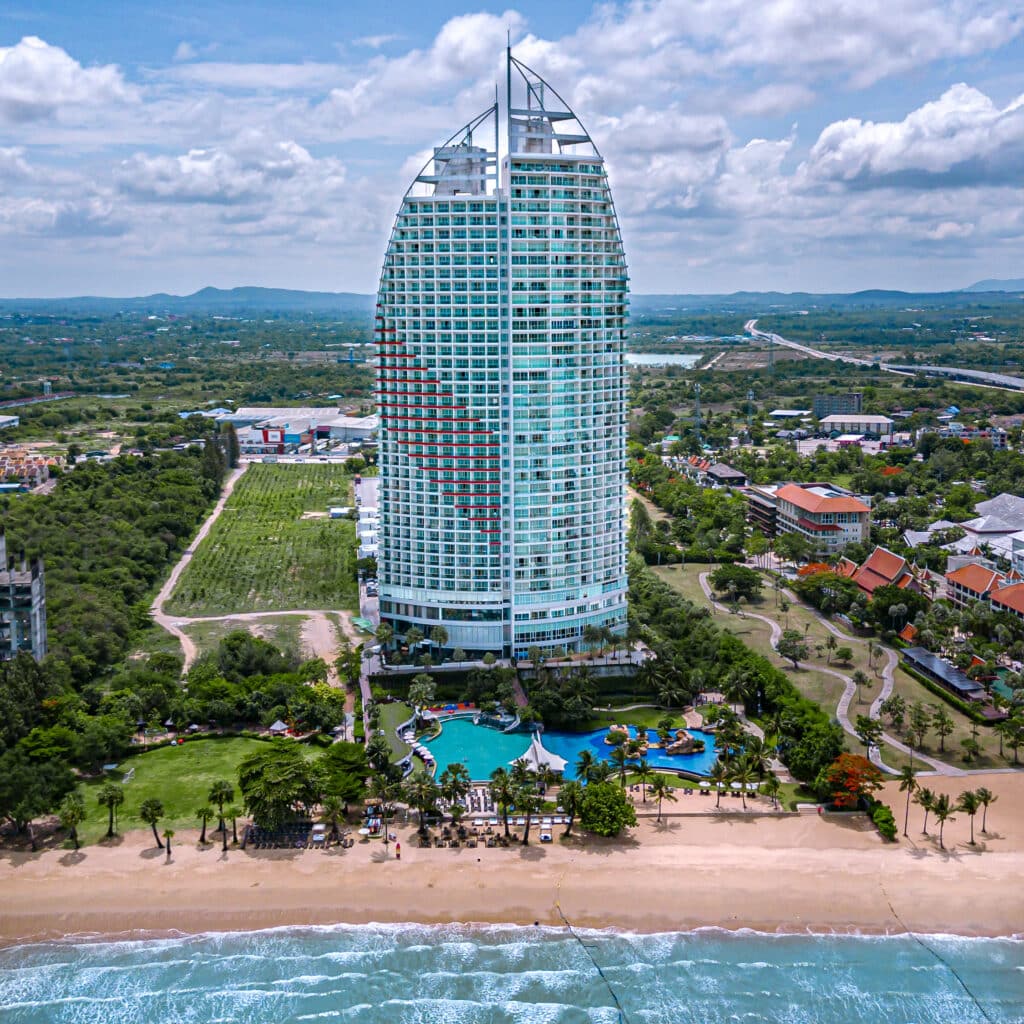 มุมมองทางอากาศของโรงแรมโมเวนพิค สยาม นาจอมเทียน พัทยา โรงแรมบนชายหาด Movenpick Siam Na Jomtien Pattaya