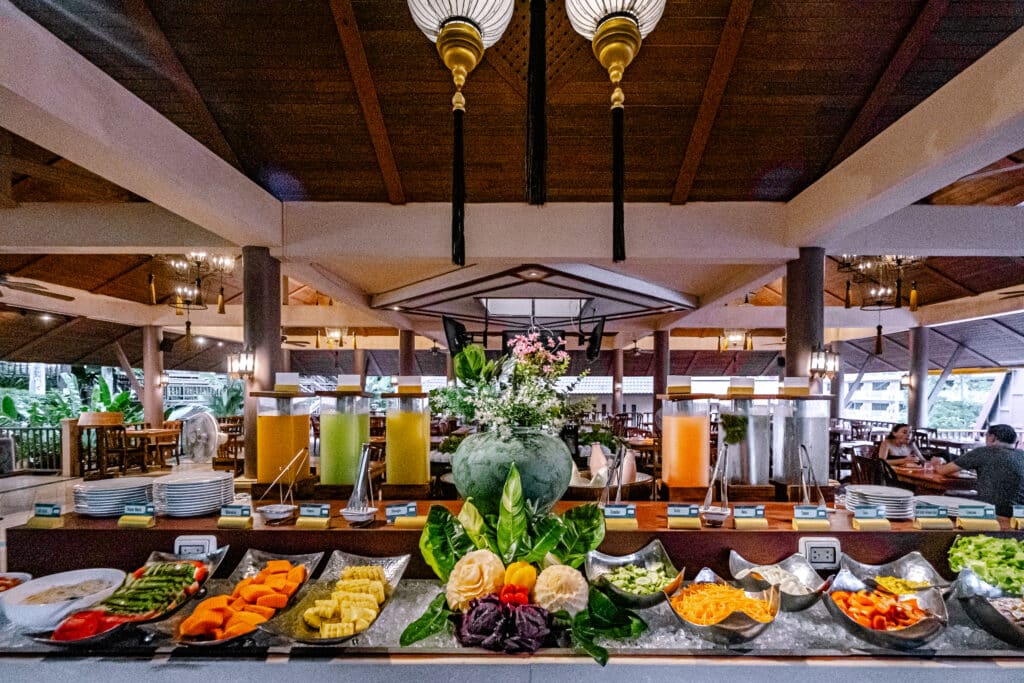 ชนาลัย การ์เดน รีสอร์ท เสนอบุฟเฟ่ต์แสนอร่อยที่จัดแสดงผักและผลไม้สดนานาชนิด Chanalai garden resort