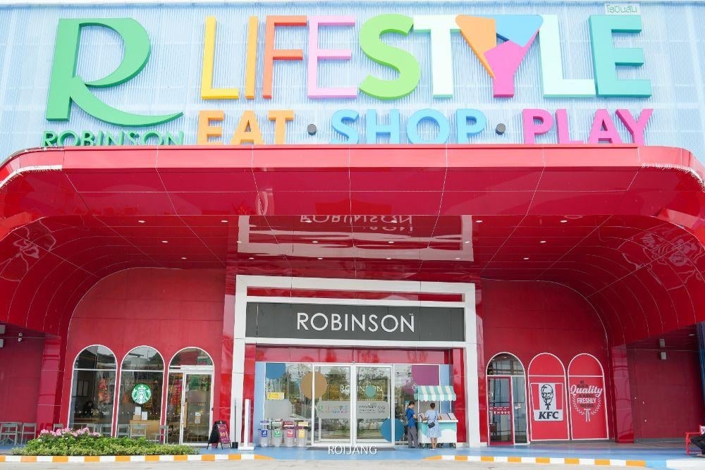 ทางเข้า rlifestyle eat shop play ในภูเก็ต ซึ่งเป็นสาขาหนึ่งของโรบินสันไลฟ์สไตล์ ร้านอาหารโรบินสันฉลอง