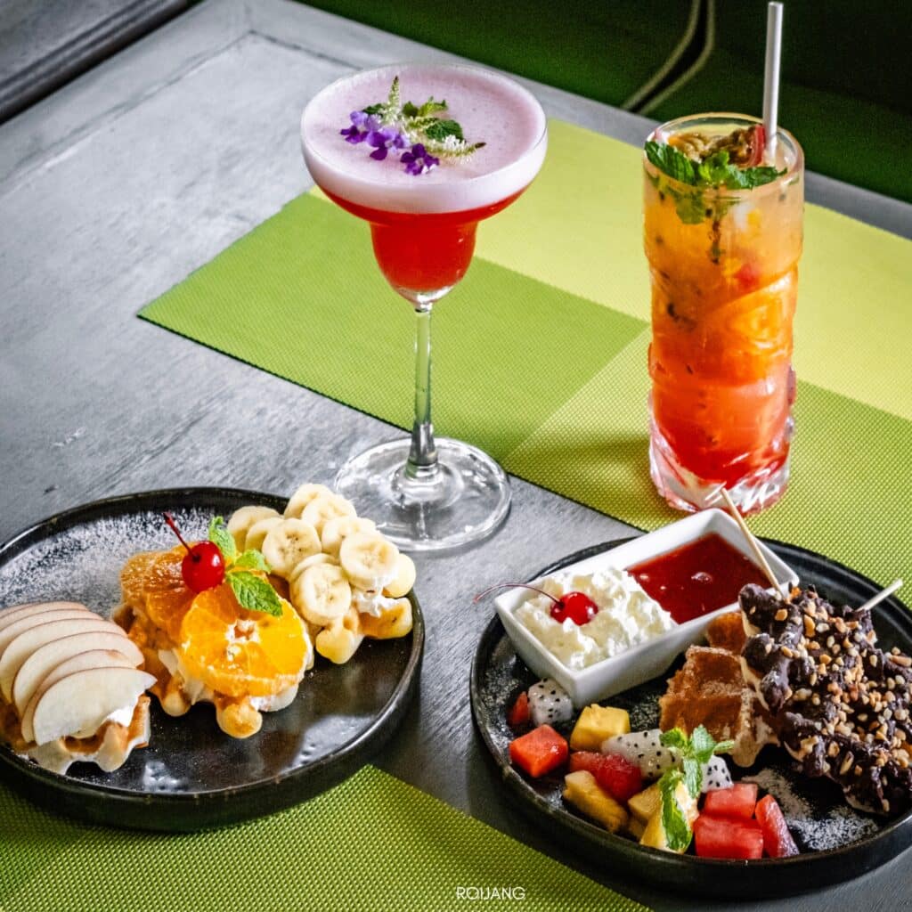 จานอาหารและเครื่องดื่ม Chanalai Flora Resort บนโต๊ะที่ชนาลัย ฟลอรา รีสอร์ท
