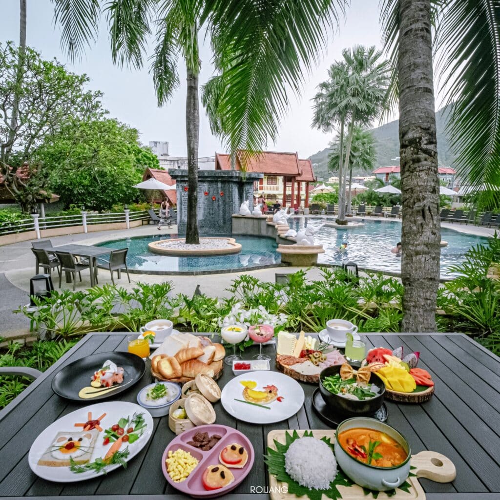 ชนาลัย ฟลอรา รีสอร์ท มอบบรรยากาศที่ผ่อนคลายด้วยโต๊ะอาหารเลิศรสและเครื่องดื่มแสนสดชื่น ตั้งอยู่ใกล้สระว่ายน้ำ Chanalai Flora Resort