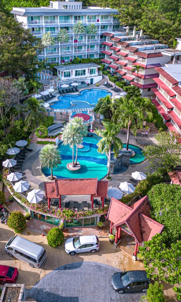 มุมมองทางอากาศของชนาลัย ฟลอรา รีสอร์ท พร้อมสระว่ายน้ำ Chanalai Flora Resort