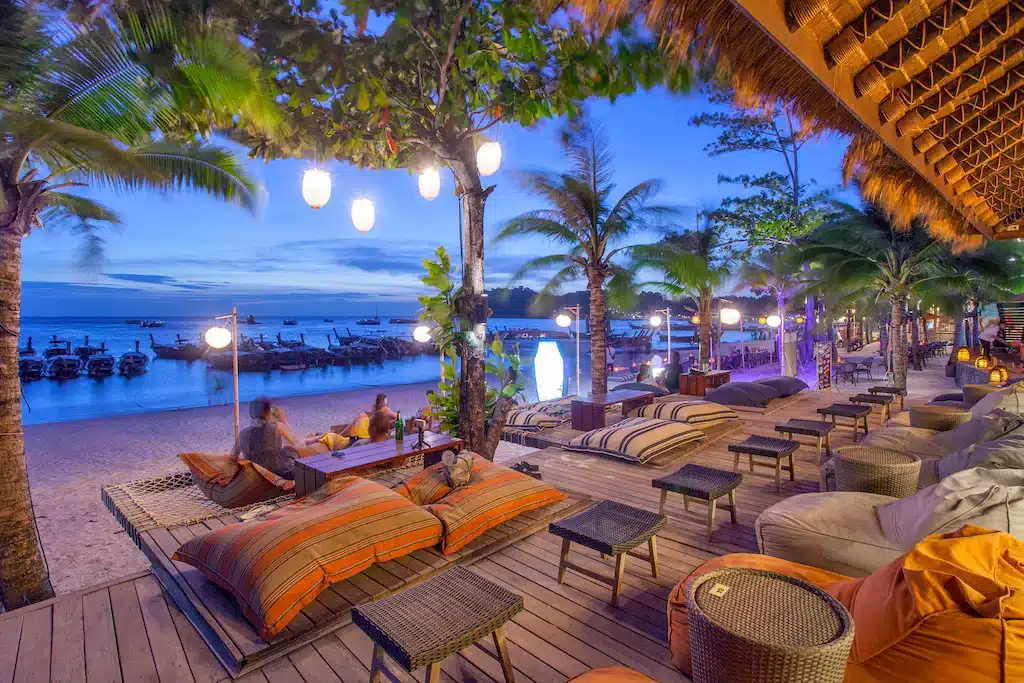 ดาดฟ้าไม้พร้อมเก้าอี้นั่งเล่นและวิวทะเลที่โรงแรมริมชายหาดในจังหวัดสตูล โรงแรมสตูล