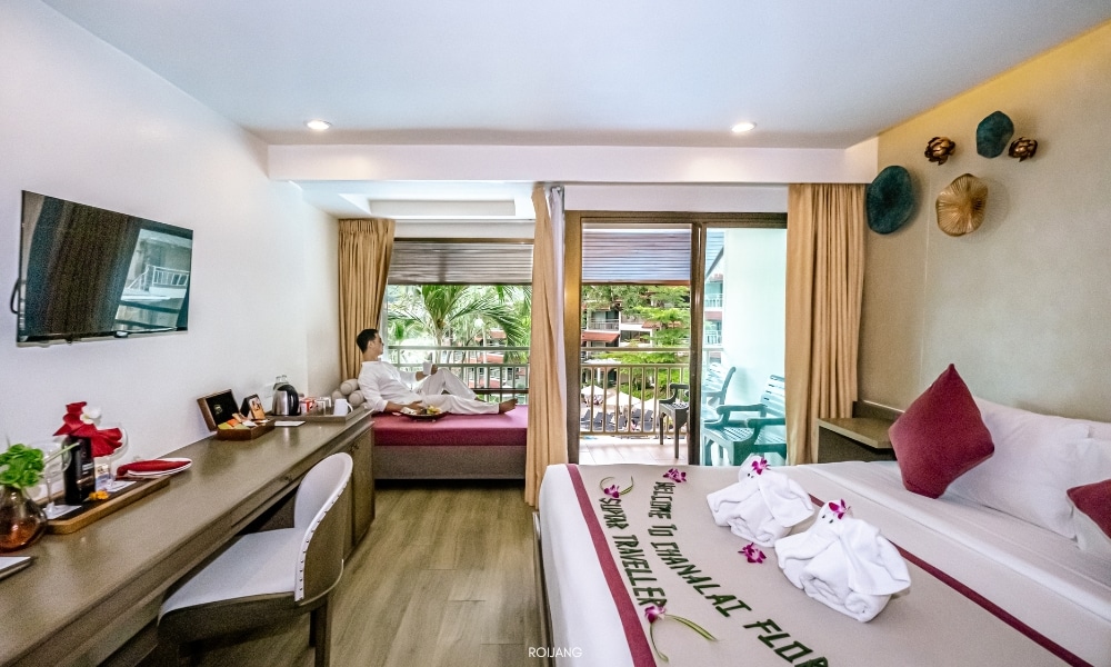 ห้องพักพักผ่อนอันผ่อนคลายที่ชนาลัย ฟลอรา รีสอร์ท Chanalai Flora Resort พร้อมด้วยเตียงแสนสบายและโทรทัศน์เพื่อความบันเทิง