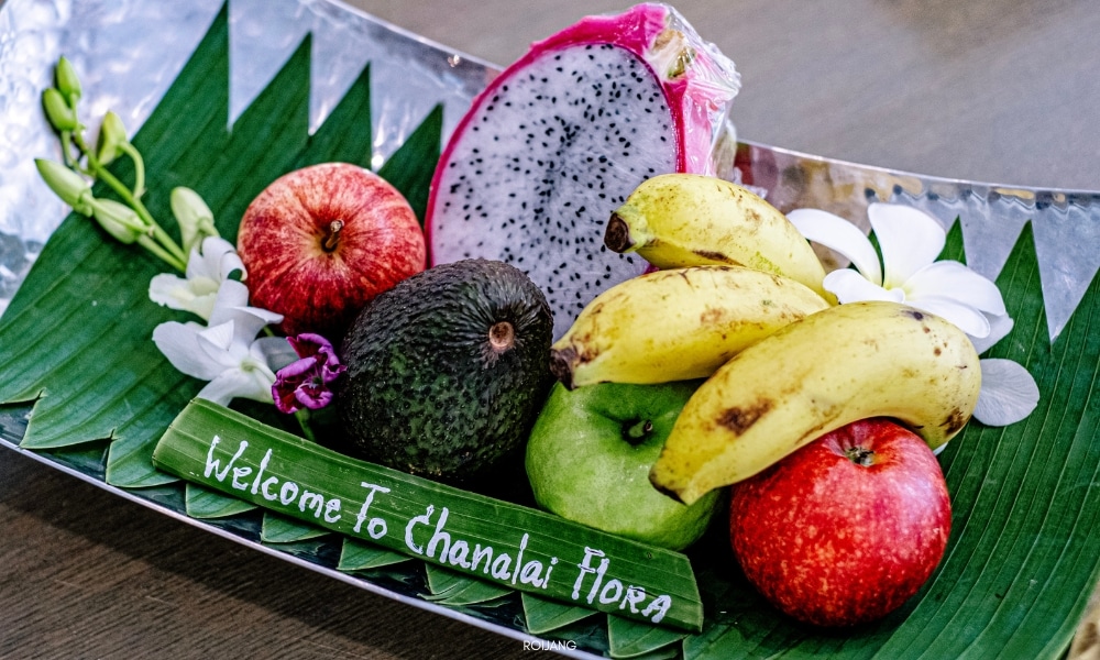 ยินดีต้อนรับสู่ Chanalai Flora Resort บนเกาะชาร์ลอตต์ ที่ซึ่งคุณสามารถดื่มด่ำกับผลไม้เพื่อความสดชื่น