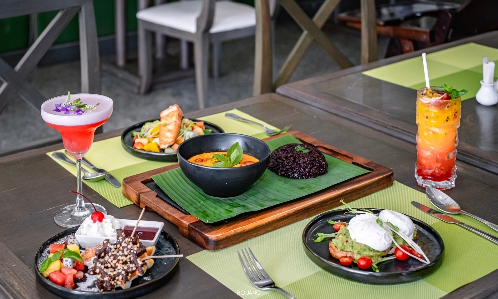 ชนาลัย ฟลอรา รีสอร์ท มีโต๊ะพร้อมจานอาหารอร่อยและเครื่องดื่มเพื่อความสดชื่น Chanalai Flora Resort