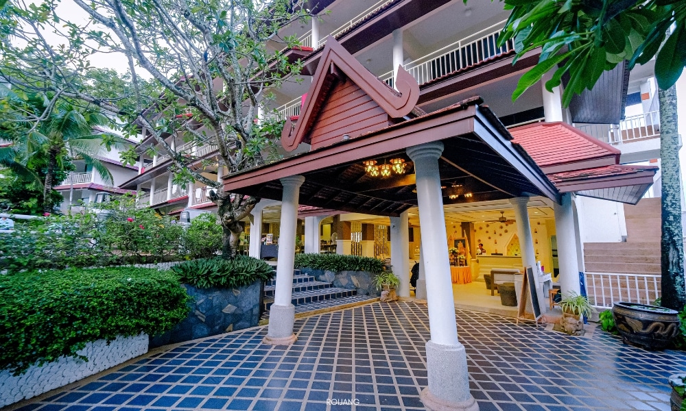 ทางเข้าชนาลัย ฟลอรา รีสอร์ท โรงแรมแห่งหนึ่งในประเทศไทย Chanalai Flora Resort