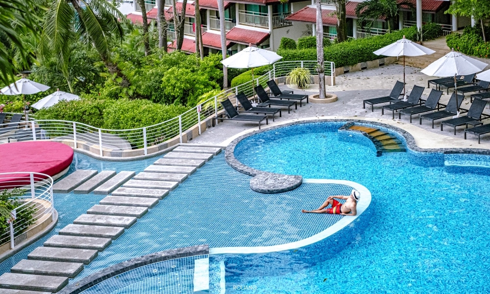 มุมมองทางอากาศของสระว่ายน้ำชนาลัย ฟลอรา รีสอร์ท ล้อมรอบด้วยภูมิประเทศเขตร้อนอันเขียวชอุ่ม Chanalai Flora Resort