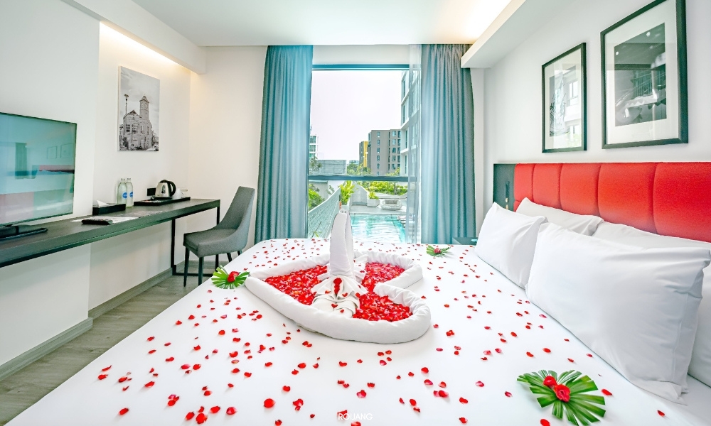 ห้องพักโรงแรม ทราเวลลอดจ์ ภูเก็ตทาวน์ พร้อมดอกกุหลาบสีแดงบนเตียง ที่พักภูเก็ต