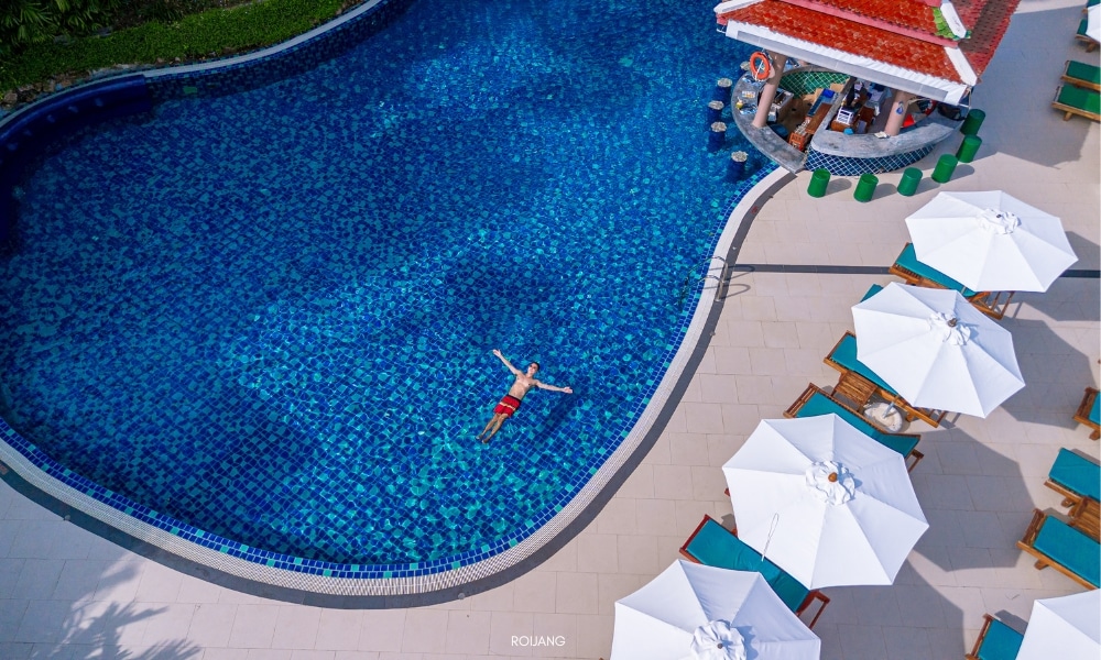มีคนว่ายน้ำที่สระชนาลัย การ์เดน รีสอร์ท Chanalai garden resort