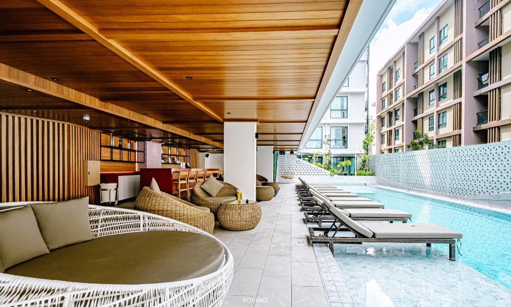 บริเวณสระว่ายน้ำพร้อมเก้าอี้นั่งเล่นและ โรงแรมภูเก็ต เฟอร์นิเจอร์หวายที่ Travelodge Phuket Town
